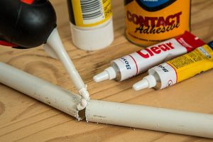 jak usunąć super glue ze skóry